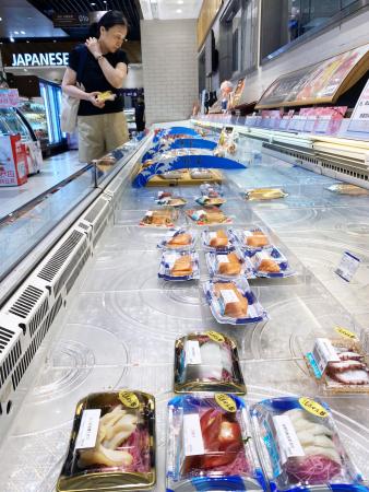 　２０２３年７月、日本産水産物に対する放射性物質検査強化の影響で日本からの刺し身が消えた中国・上海市内の食品スーパー