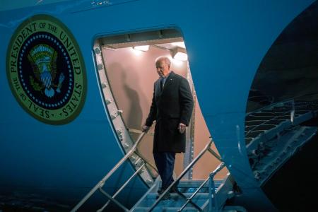 　米大統領専用機から降りるバイデン大統領＝１８日、ワシントン郊外（ＡＰ＝共同）