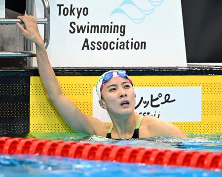 　女子４００メートル個人メドレー決勝のレースを終え、タイムを確認する大橋悠依＝東京アクアティクスセンター