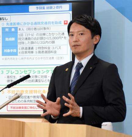 　兵庫県庁で記者会見する斎藤元彦知事＝２４日午後