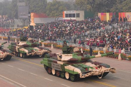 　２６日、インド・ニューデリーで行進する戦車（ＡＰ＝共同）