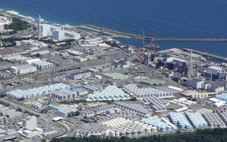 　敷地内に処理水の保管タンクが並ぶ東京電力福島第１原発＝２０２３年８月