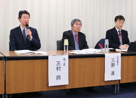 　記者会見する日本精神神経学会の三村将理事長（左）ら＝１日午後、厚労省