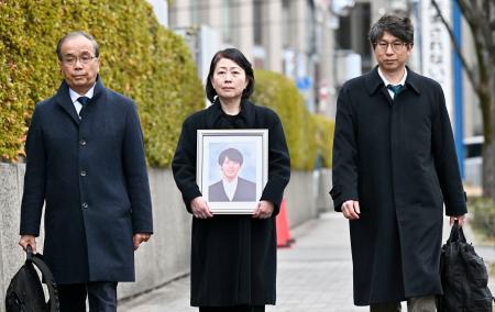 　提訴のため大阪地裁に向かう、自殺した高島晨伍さんの母淳子さん（中央）ら＝２日午後