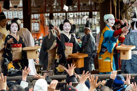 　京都・八坂神社で始まった節分祭で、１年の幸せや無病息災を願い豆をまく舞妓ら＝２日午後