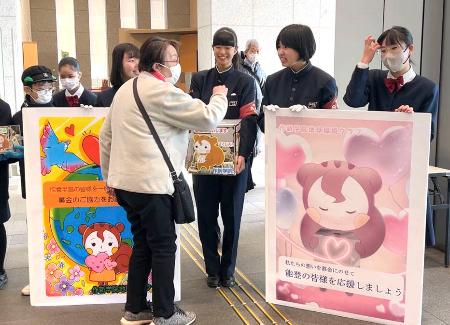 　寄付を呼びかける作新学院高の生徒ら＝３日午前、栃木県庁