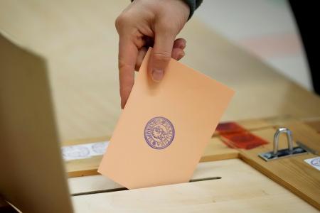 　フィンランド大統領選の決選投票が行われた南部エスポーの投票所＝１１日（ＡＰ＝共同）