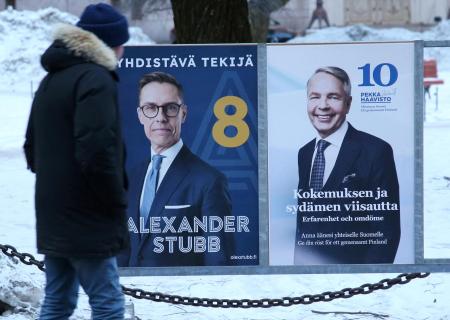 　フィンランド・ヘルシンキの街頭に掲げられたストゥブ氏（左）とハービスト氏のポスター＝１０日（ロイター＝共同）