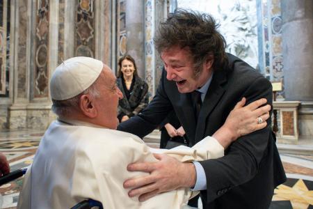 　１１日、バチカンのサンピエトロ大聖堂で、抱擁を交わすアルゼンチンのミレイ大統領（右）とローマ教皇フランシスコ（バチカンメディア提供・ＡＰ＝共同）