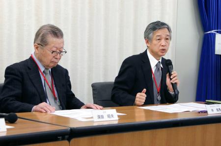 　厚労省で記者会見する東京保険医協会の申偉秀理事（右）ら。能登半島地震の被災地に向かうボランティアに、破傷風ワクチンの接種を呼びかけた＝１５日午後