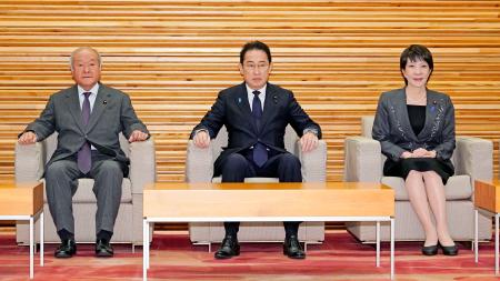 　閣議に臨む（左から）鈴木財務相、岸田首相、高市経済安保相＝１６日午前、首相官邸