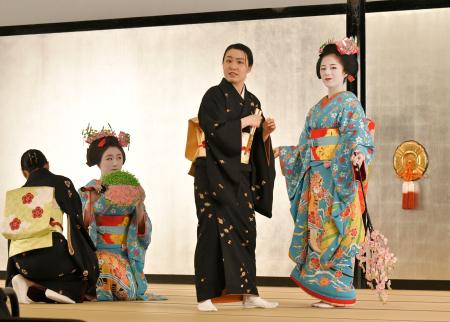 　祇園甲部の歌舞練場で行われた、舞踊公演「都をどり」の衣装合わせ＝１９日午前、京都市