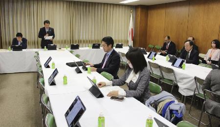 　離婚後の共同親権導入に関して議論する自民党法務部会＝１９日、東京・永田町の党本部