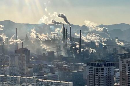 　工場から上がる煙＝１５日、中国遼寧省本渓市（共同）
