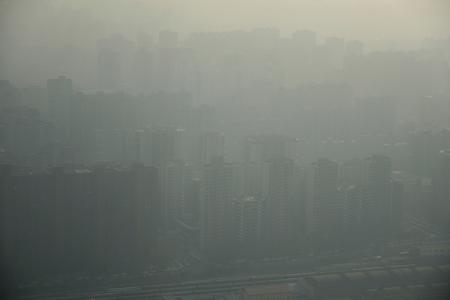 　大気汚染の影響でかすむ北京のビル群＝２０２３年１２月（共同）