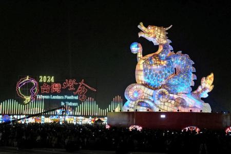　ランタンフェスティバルで展示された竜のランタン＝２４日、台湾南部台南（共同）