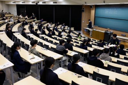 　金沢市の金沢大角間キャンパスで、２次試験に臨む受験生ら＝２５日午前