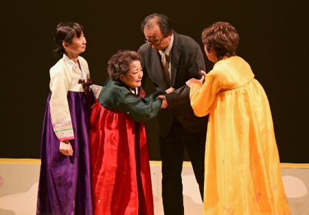 　韓国・光州で日本のアマチュア劇団員らが披露した、朝鮮女子勤労挺身隊をテーマにした演劇＝２４日（共同）