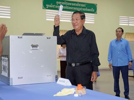 　２５日、カンボジアの首都プノンペン近郊で投票するフン・セン氏（共同）