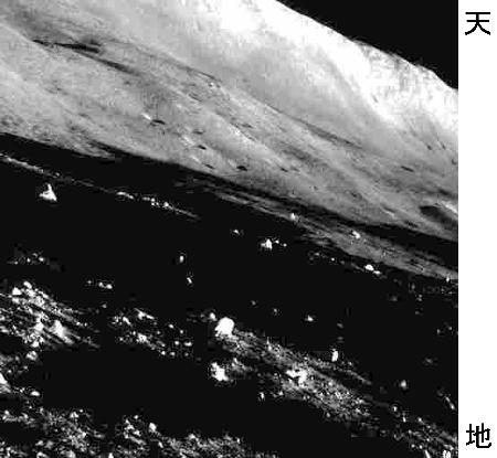 　日本時間２月２９日午後１１時過ぎにＳＬＩＭが撮影した月面の写真（ＪＡＸＡ提供）