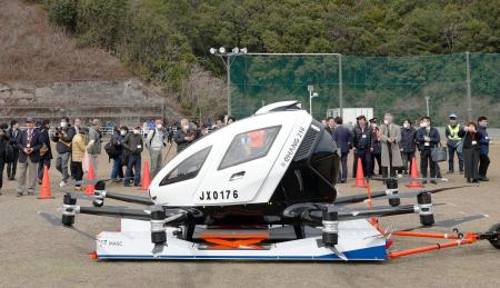 　試験飛行を行った、空飛ぶクルマ「ＥＨ２１６」＝２日午後、宮崎県延岡市