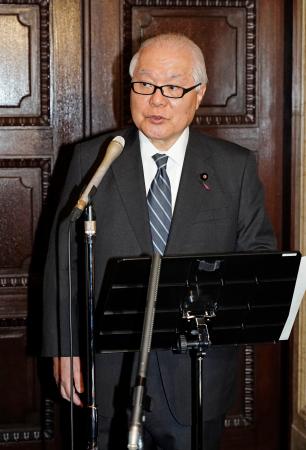 　記者会見する武見厚労相＝５日午前、国会