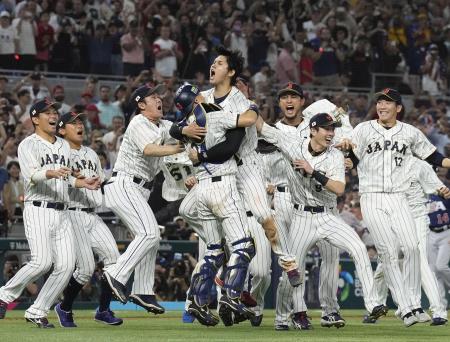 　第５回ＷＢＣで優勝し大喜びの大谷翔平（中央）ら日本ナイン＝２０２３年３月、米マイアミ（共同）