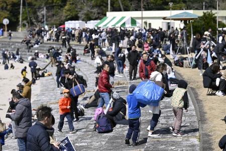 　小型ロケット「カイロス」１号機の打ち上げが延期となり、見学場から引き揚げる人たち＝９日午前１１時３２分、和歌山県串本町