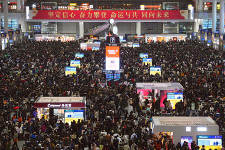 　列車を待つ人で混み合う高速鉄道の駅＝２月、中国上海市（共同）