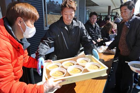 　福島県相馬市の「浜の駅松川浦」で、アンコウの汁料理を振る舞う地元の漁師ら＝９日午前
