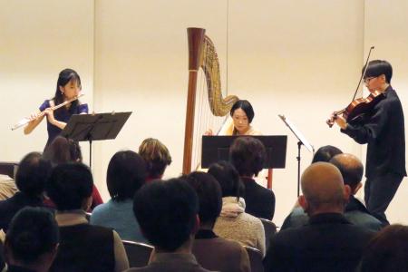 　奈良県立橿原考古学研究所付属博物館で開かれた第４回「橿考博ＭＩＺＵＹＡＭＡコンサート」。左はフルートを演奏する椎名朋美さん＝２０２３年１２月、奈良県橿原市
