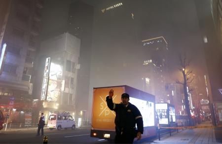 　火災により白い煙が立ち込めた大阪・ミナミの繁華街＝１２日午後８時２７分