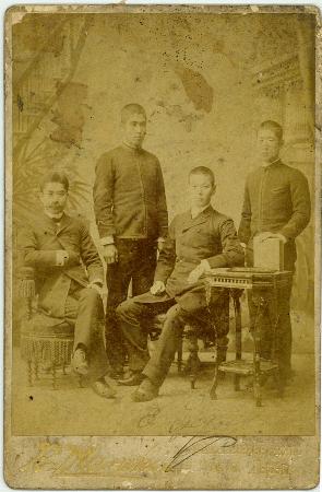 　１８９２年撮影と推察される、西郷隆盛の息子らの写真。前列右に着席している男性が酉三で、同左は菊次郎。後列に立っている２人は酉三と同じ学校の生徒とみられる（諫山尚子さん蔵）