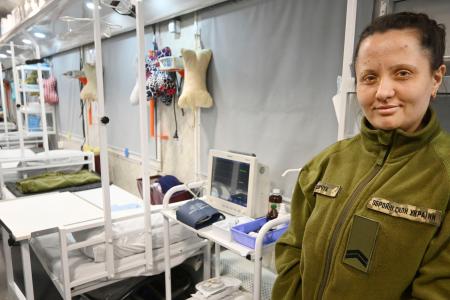 　ウクライナ国鉄が公開した「医療列車」。ベッドや医療器具が並ぶ＝１４日、キーウ（共同）