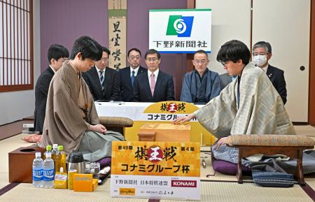 　第４９期棋王戦コナミグループ杯５番勝負第４局で、初手を指す伊藤匠七段。左は藤井聡太棋王＝１７日午前、栃木県日光市