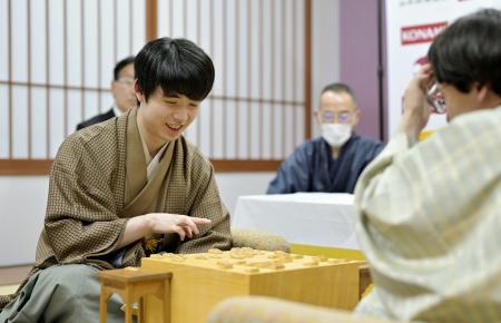 　将棋の第４９期棋王戦コナミグループ杯第４局で伊藤匠七段を破り、初防衛した藤井聡太棋王＝１７日午後、栃木県日光市