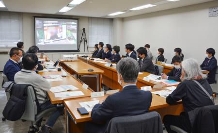 　大阪府河内長野市役所で開かれた会議。高齢者への遠隔診療に関する実証実験の内容などが報告された＝２月