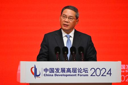 　経済フォーラムで演説する中国の李強首相＝２４日、北京（共同）