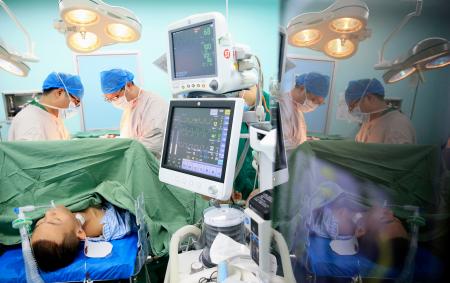 　腎臓の移植手術を行う医師ら。移植を待つ患者は毎年約３０万人に上る＝２０１９年２月、中国湖南省衡陽市（共同）