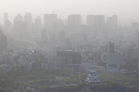 　昨年４月、黄砂が観測され、かすむ大阪市内