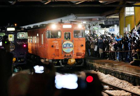 　ＪＲ北海道の根室線富良野―新得間の最終運行日を迎え、大勢の人に見送られるＪＲ富良野駅発の最終列車（右）＝３１日夜