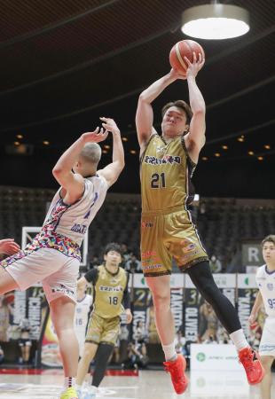 　復興支援試合の品川戦でプレーするバスケットボールＢリーグ３部金沢の久保拓斗（右）＝１日、東京・代々木第二体育館