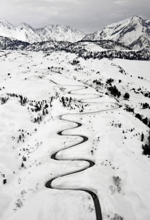 　除雪された道路が雪原を縫うように浮かび上がる「立山黒部アルペンルート」＝２日午後１時５分、富山県立山町（共同通信社ヘリから）