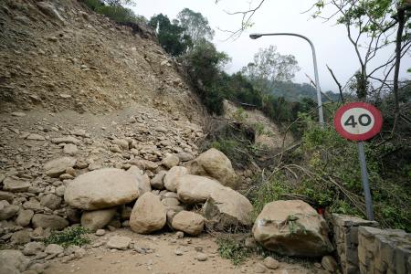 　道路をふさぐ、地震の影響で発生した土砂崩れ＝５日、台湾東部・花蓮（共同）
