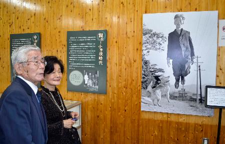 　「岡潔数学体験館」に展示されている岡潔の写真の前に立つ長男熙哉さん（左）＝６日、和歌山県橋本市