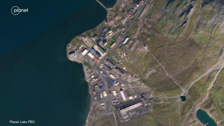 　ロシア・ノバヤゼムリャ島の核実験場本部の施設群。下部の左右に延びる建物が今回ほぼ完成したとみられる大型施設＝２０２３年８月（Ｐｌａｎｅｔ　Ｌａｂｓ　ＰＢＣ提供・共同）
