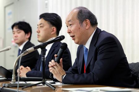 　記者会見する日本腎臓学会の南学正臣理事長（右）ら＝９日午後、厚労省