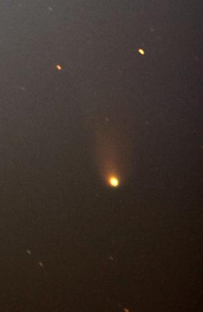 　北海道神恵内村で見られた「ポン・ブルックス彗星」＝１２日午後７時４０分から４秒露光で撮影した１５枚を加算平均合成