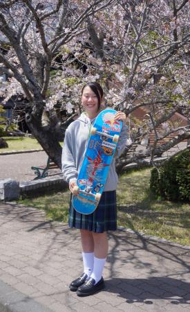 　茨城・土浦日大高の入学式に出席し、撮影に応じるスケートボード女子の草木ひなの＝１４日、茨城県土浦市