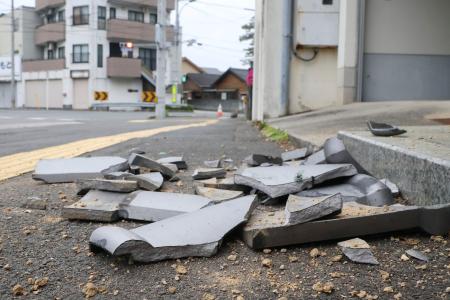 　地震で路上に散乱した屋根瓦＝１８日午前６時４１分、愛媛県宇和島市